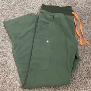 FIGS kade cargo pants L/T in moss green